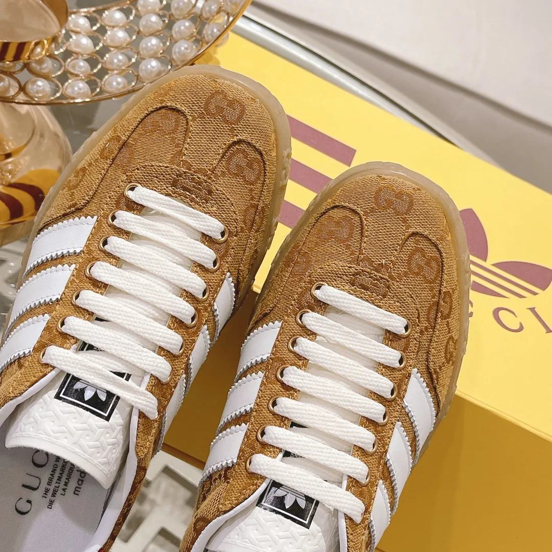 👟👟Ex-factory price 480👟👟 Women's shoe factory Gucci&adidas joint limited edition couple's sneakers. A super nice joint casual sneaker with rich and bold colors! It showed everyone a completely different charm from the past! Combining retro style and youthful sports style to create a new aesthetic! Vitality yet stylish at the same time! ! Upper - made of cowhide, cowhide, cloth. Lining - sheepskin lining for feet. Sole - original open-molded beef tendon non-slip and wear-resistant outsole. Size: 35-44 (couple style)